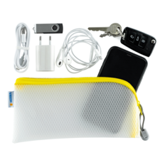 Ein gelbes Netzbeutel enthält ein Smartphone, Kopfhörer, Ladegerät, USB-Stick und Schlüssel.