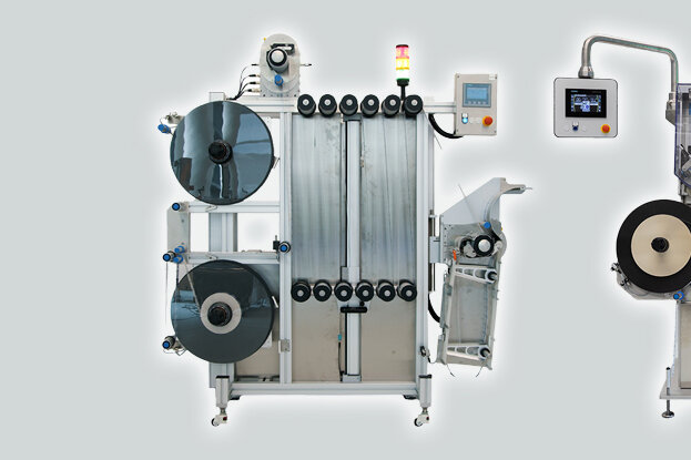 Maschine zur Verarbeitung von Materialien mit mehreren Rollen und einem Bedienfeld, das verschiedene Funktionen steuert.
