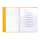 Ein offenes Buch mit einem Gedicht über die kleine Hexe, das auf einer linierte Seite geschrieben ist. Die Seiten sind orange.