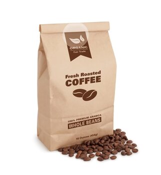 Braune Papiertüte mit frischem, geröstetem Kaffee, beschriftet mit "100% Premium Arabica Whole Beans" und umgeben von Kaffeebohnen.