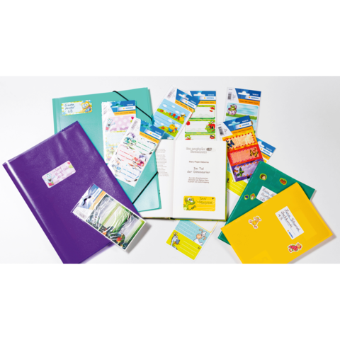 Bunte Schulmaterialien, darunter Notizbücher, Umschläge und Aufkleber, auf einem weißen Hintergrund angeordnet.