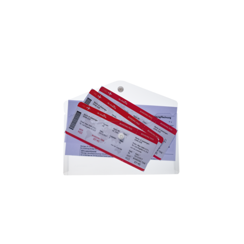 Drei Flugtickets in einer weißen Hülle, mit roten und grauen Details, die Reisedaten und Informationen enthalten.