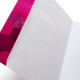 Ein offenes Notizbuch mit einer pinken, geometrisch gemusterten Einbandseite und einer leeren, weißen Innenseite.