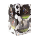 Verpackung mit Fußballmotiven, die Spieler in verschiedenen Spielszenen zeigen, umgeben von Fußballen.