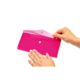 Eine Hand hält eine pinke, flache Box, während die andere Hand den Deckel anhebt, um einen kleinen weißen Gegenstand zu zeigen.