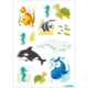 Bunte Meereslebewesen, darunter Fische, Seepferdchen, Schildkröten, Wale und ein Beluga, umgeben von Wasserpflanzen.