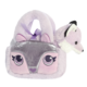 Lila Handtasche mit einem plüschigen Fuchs-Design, Augen und Ohren auf der Vorderseite, sowie einem Fuchs-Anhänger an der Seite.
