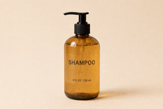 Braune Shampoo-Flasche mit Pumpverschluss, beschriftet mit "SHAMPOO" und Angaben zur Größe von 8 FL OZ / 236 mL.