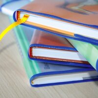 Bücherstapel mit Buchschutz