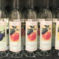 Rollenetiketten im Digitaldruck online bestellen: Schnapsetiketten auf Flaschen im Regal, Detail 1