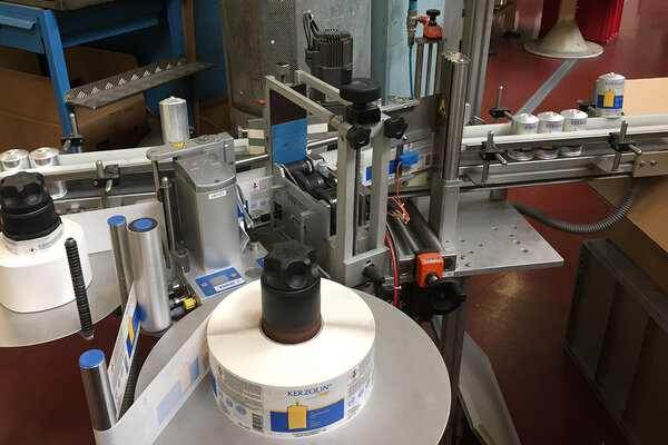 Kerzolin Etiketten in HERMA Etikettierer