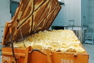 HERMA InNo-Liner: Container mit Trägerpapierabfall, Müll vermeiden mit HERMA InNo-Liner-System