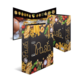 Ein Rezeptbuch mit dem Titel "Pasta", umgeben von verschiedenen Pasta-Sorten, Eiern und frischen Zutaten.