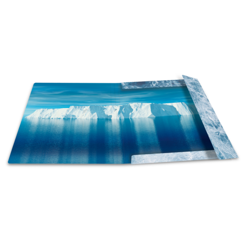 Ein großer Eisberg ragt aus ruhigem, blauem Wasser, mit reflektierenden Oberflächen und klaren Himmelshorizonten im Hintergrund.