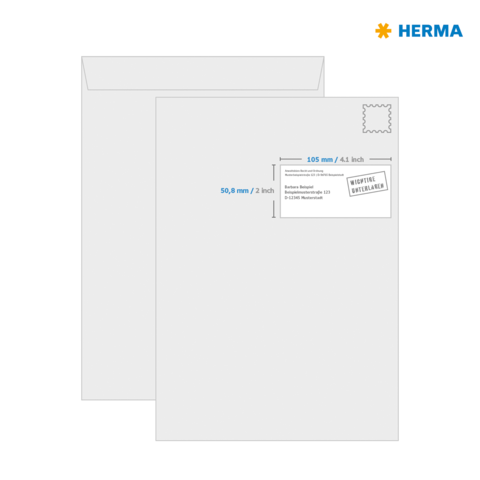 Grauer Umschlag mit einem Adressfeld, das Maße und einen Aufkleber mit dem Logo von HERMA zeigt.