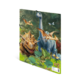 Dinosaurier in einer üppigen Dschungellandschaft, darunter ein Styracosaurus und ein Brachiosaurus, umgeben von fliegenden Reptilien und Pflanzen.