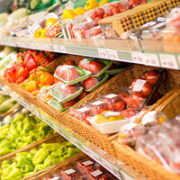 Lebensmitteletiketten auf Obst- und Gemüseverpackungen, im Regal im Supermarkt