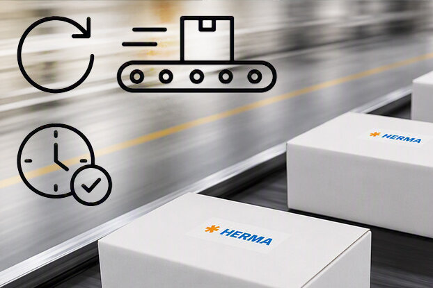 Automatisierte Fördertechnik mit Verpackungsmaschinen und Symbolen für Effizienz und Logistik. Verpackte Boxen auf einem Förderband.