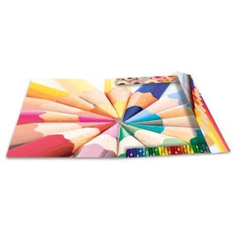 Ein aufgeschlagenes Notizbuch mit bunten Buntstiften, die strahlenförmig angeordnet sind, und weiteren Stiften in verschiedenen Farben.