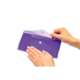 Eine Hand hält eine lila Mappe, während die andere Hand die Klappe öffnet.