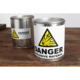 Metallbehälter mit Warnaufkleber für explosive Materialien, gekennzeichnet mit einem gelben Gefahrensymbol und dem Wort "DANGER".