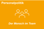 Personalpolitik mit dem Fokus auf Teamarbeit, dargestellt durch drei stilisierte Personen. Text: "Der Mensch im Team".