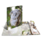 Ein Koala sitzt entspannt auf einem Baumzweig und umarmt den Stamm. Die Umgebung ist grün und natürlich.