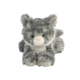 Plüschkatze mit grauem Fell, großen Augen und einem süßen Gesichtsausdruck, sitzt aufrecht und hat einen buschigen Schwanz.