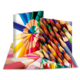 Ein aufgeschlagenes Notizbuch mit bunten Buntstiften auf den Seiten, die in verschiedenen Farben angeordnet sind.