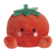 Kuscheltomate mit einem lächelnden Gesicht, runden Wangen und grünen Blättern oben. Sie hat einen weichen, roten Körper und kleine, runde Arme.