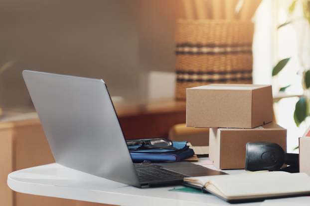 Farbige Etiketten auf Paket