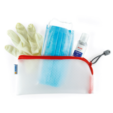 Ein durchsichtiger Beutel mit einem blauen Mundschutz, einer Flasche Handdesinfektionsmittel und einem Paar Gummihandschuhen.