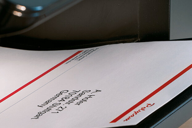 Bedruckter Etikettenbogen kommt aus dem Drucker, eingesetzt für Verarbeitungshinweise, Querformat