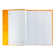 Offenes Notizbuch mit orangefarbenem Einband, links eine leere Tabelle und rechts linierte Seiten.