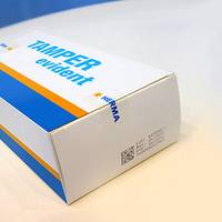 Verpackung mit dem Aufdruck "TAMPER evident" und dem Logo von HERMA, die auf Manipulationssicherheit hinweist.