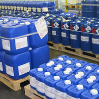 GHS-Etikettten und Chemie-Etiketten auf blauen Kunststoffkanistern, auf Paletten