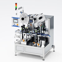 Automatisierte Etikettiermaschine mit mehreren Rollen, Steuerungseinheit und verschiedenen Fördermechanismen für Verpackungen.