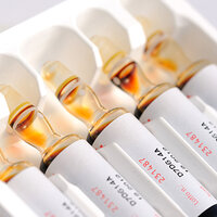 Vials mit Kennzeichnungsetiketten im Pharmabereich