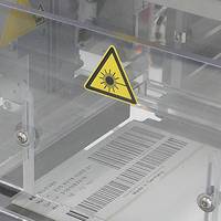 Laseraktivierbare Etiketten mit Barcode im Produktionsprozess, Detailaufnahme der CO2-Laserdruck Einheit
