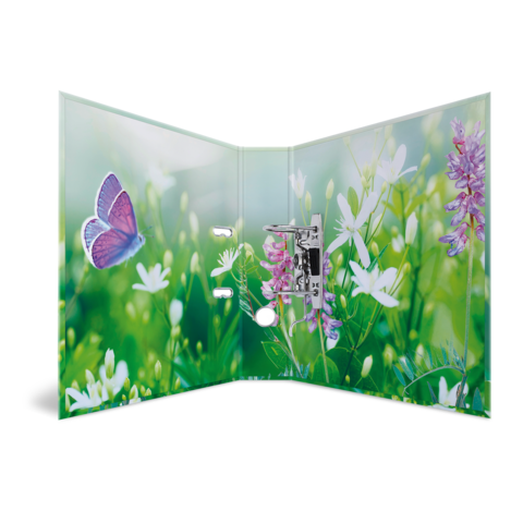 Eine Tür mit einem bunten Design, das einen Schmetterling und Blumen in einer grünen Wiese zeigt.