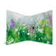 Eine Tür mit einem bunten Design, das einen Schmetterling und Blumen in einer grünen Wiese zeigt.