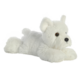 Weißer Plüschhund, liegend mit aufmerksamen Augen und kleinen Ohren, auf einem neutralen Hintergrund.