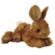 Ein brauner Plüschhase mit langen Ohren und einem weichen Körper, der entspannt auf dem Boden liegt.