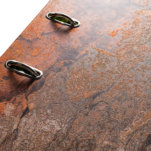 Eine rustikale Oberfläche mit erdigen Farbtönen und zwei Metallgriffen, die eine robuste und natürliche Ästhetik vermittelt.