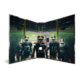 Eine Gruppe von American-Football-Spielern in Uniform steht auf dem Spielfeld, bereit für das Spiel, mit einem Stadion im Hintergrund.