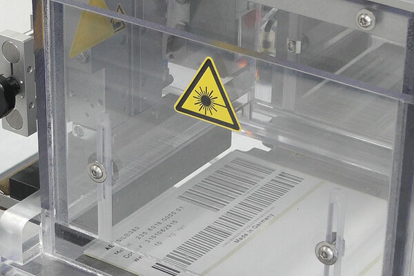 Laseraktivierbare Etiketten: mit Barcode im Produktionsprozess, Detailaufnahme der CO2-Laserdruck Einheit