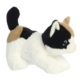 Plüschkatze in einer liegenden Position, mit schwarz-weißen und braunen Farbtönen, großen Augen und einem aufrechten Schwanz.