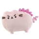 Ein rosa Plüschspielzeug in Form einer Katze mit einem Dinosaurier-Schwanz und einem grimmigen Gesichtsausdruck.