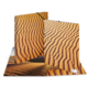 Sanddünen mit markanten Wellenmustern, die die Textur und Farbe des Sandes hervorheben.