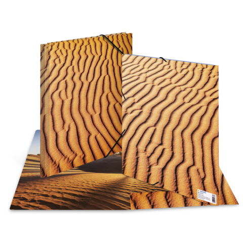 Sanddünen mit markanten Wellenmustern, die die Textur und Farbe des Sandes hervorheben.